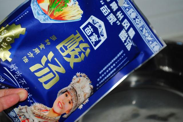 贵州脆皮酸汤猪脚正宗做法，一道菜成就一个人之-酸汤脆皮猪脚