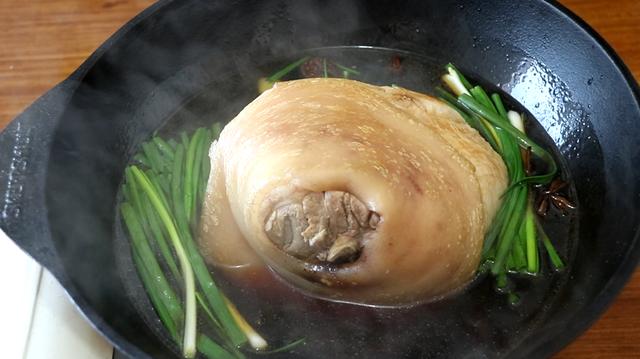 最简单的家常酱肘子的做法，大厨教你家庭版“酱肘子”只需要注意这几步