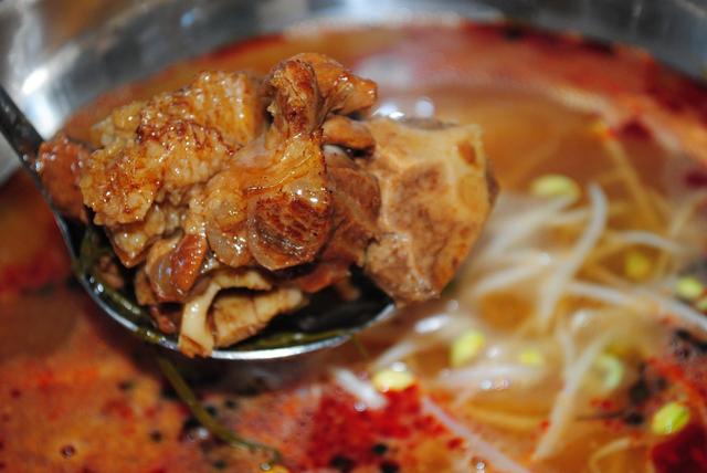 贵州脆皮酸汤猪脚正宗做法，一道菜成就一个人之-酸汤脆皮猪脚