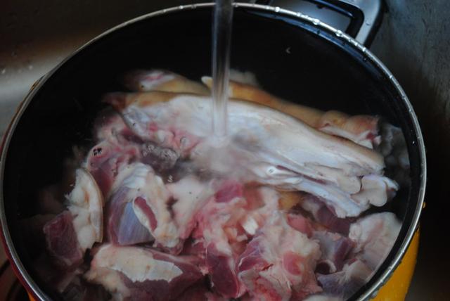 贵州脆皮酸汤猪脚正宗做法，一道菜成就一个人之-酸汤脆皮猪脚