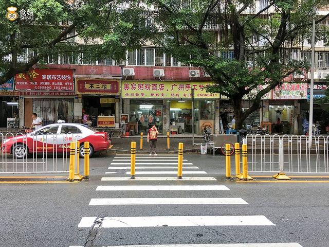 竹升面吃起来脆脆的像米粉，12年坚持用大竹子压面