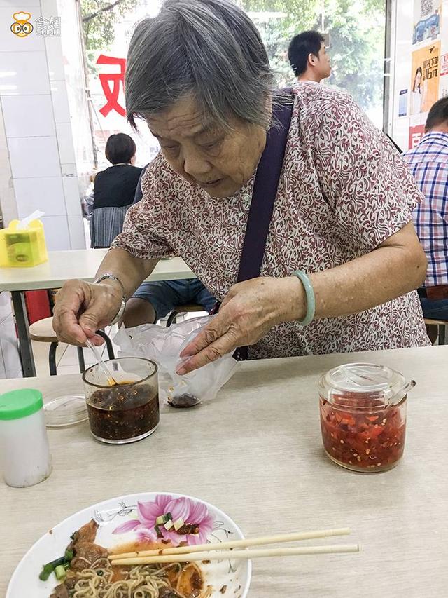 竹升面吃起来脆脆的像米粉，12年坚持用大竹子压面