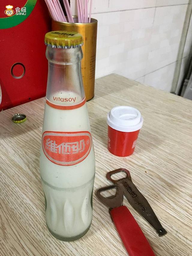 竹升面吃起来脆脆的像米粉，12年坚持用大竹子压面
