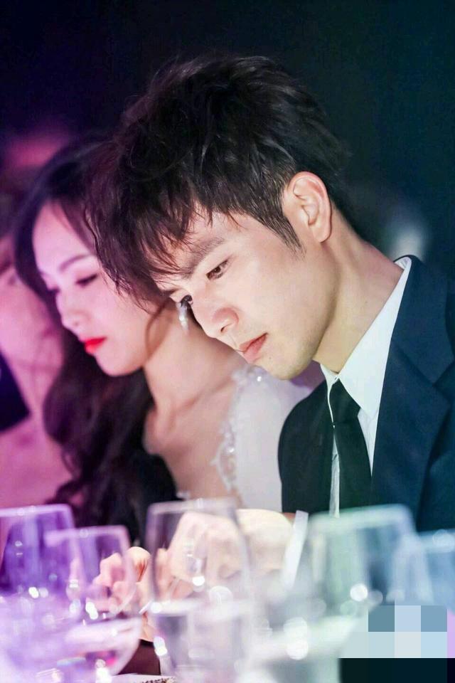 最美的时光吻戏，张钧甯钟汉良吻戏最美时光（钟汉良为张钧甯披外套苏倒一片）