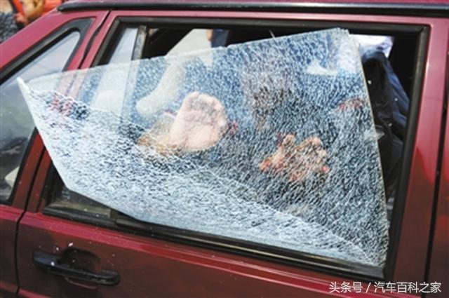 汽车配备了安全锤，需要这样才能快速把玻璃敲碎