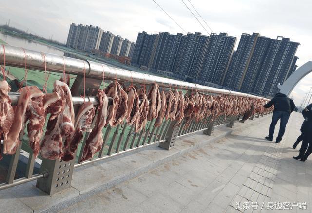 贾鲁河桥上信阳土豪哥晒200米长腊肉，四川最能吃的腊肉