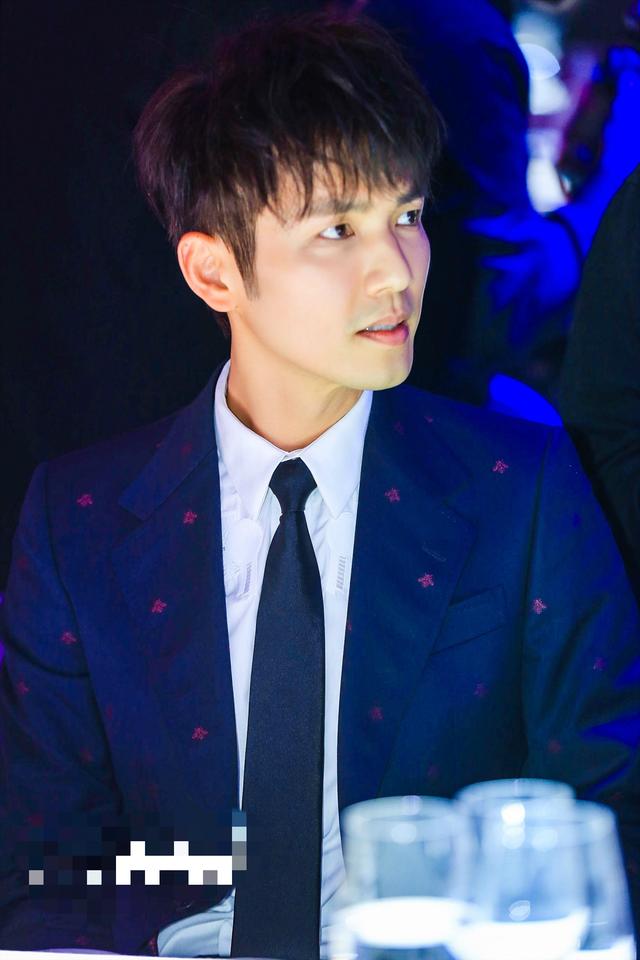 最美的时光吻戏，张钧甯钟汉良吻戏最美时光（钟汉良为张钧甯披外套苏倒一片）