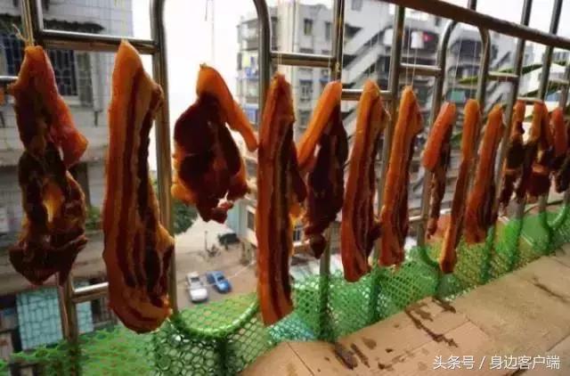 贾鲁河桥上信阳土豪哥晒200米长腊肉，四川最能吃的腊肉