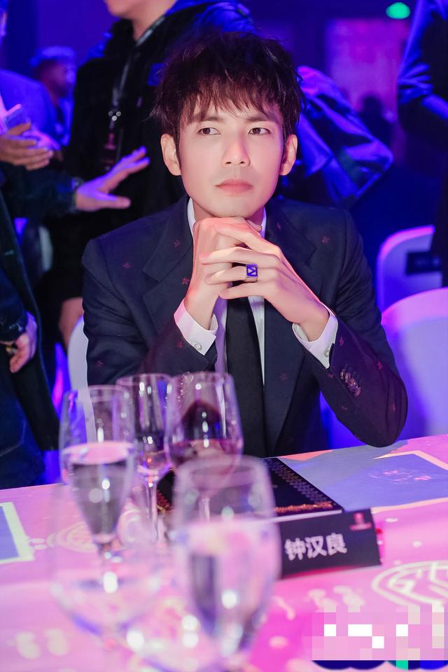 最美的时光吻戏，张钧甯钟汉良吻戏最美时光（钟汉良为张钧甯披外套苏倒一片）