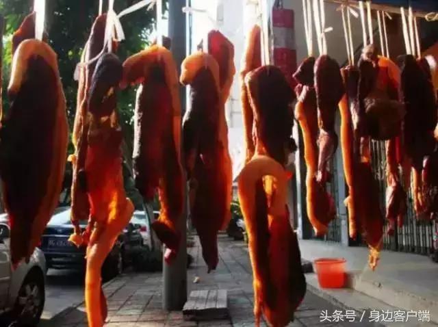 贾鲁河桥上信阳土豪哥晒200米长腊肉，四川最能吃的腊肉