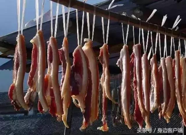 贾鲁河桥上信阳土豪哥晒200米长腊肉，四川最能吃的腊肉