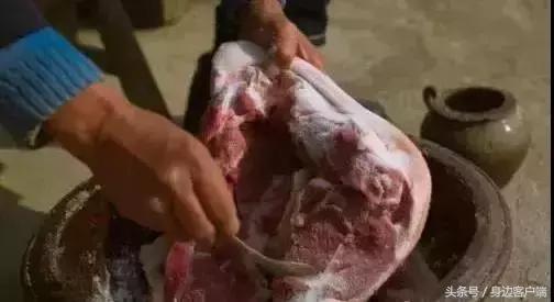 贾鲁河桥上信阳土豪哥晒200米长腊肉，四川最能吃的腊肉