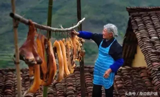 贾鲁河桥上信阳土豪哥晒200米长腊肉，四川最能吃的腊肉