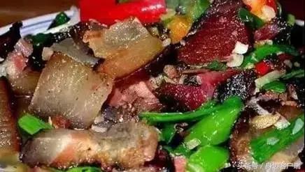 贾鲁河桥上信阳土豪哥晒200米长腊肉，四川最能吃的腊肉