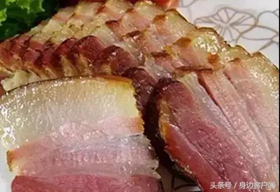 贾鲁河桥上信阳土豪哥晒200米长腊肉，四川最能吃的腊肉