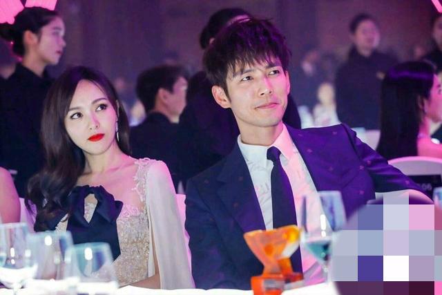 最美的时光吻戏，张钧甯钟汉良吻戏最美时光（钟汉良为张钧甯披外套苏倒一片）