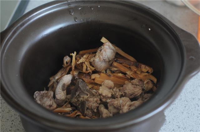 墨鱼炖排骨的做法，墨鱼炖排骨的墨鱼怎么做（<墨鱼排骨汤——清胃热、助消化>）
