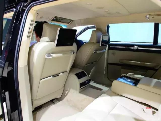 最新款的红旗车，这台大红旗气场不输宾利