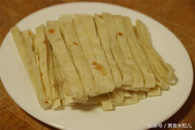  豆芽炒饼丝的饭店做法，圆白菜炒饼丝—十分钟快手菜