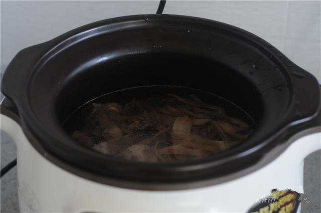 墨鱼炖排骨的做法，墨鱼炖排骨的墨鱼怎么做（<墨鱼排骨汤——清胃热、助消化>）