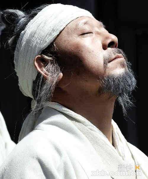关于曹操和关羽的两个故事简短，云长公别来无恙