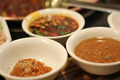  火锅麻酱怎么调，麻酱火锅底应该怎么调（吃火锅调芝麻酱）