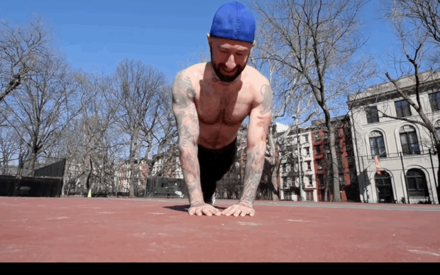 做俯卧撑胸肌疼还继续练吗，俯卧撑越练肩越疼