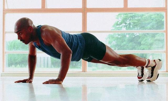 做俯卧撑胸肌疼还继续练吗，俯卧撑越练肩越疼