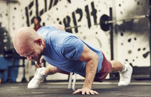 做俯卧撑胸肌疼还继续练吗，俯卧撑越练肩越疼