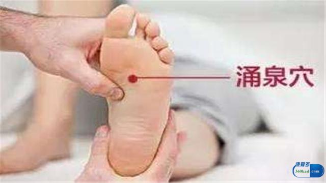 一般艾灸涌泉穴在什么位置，健康说涌泉穴在哪