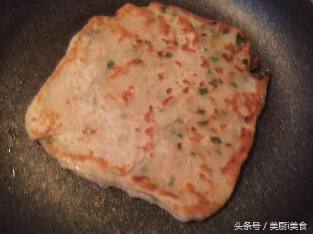 一般烫面葱油饼的做法，烫面葱花饼的做法