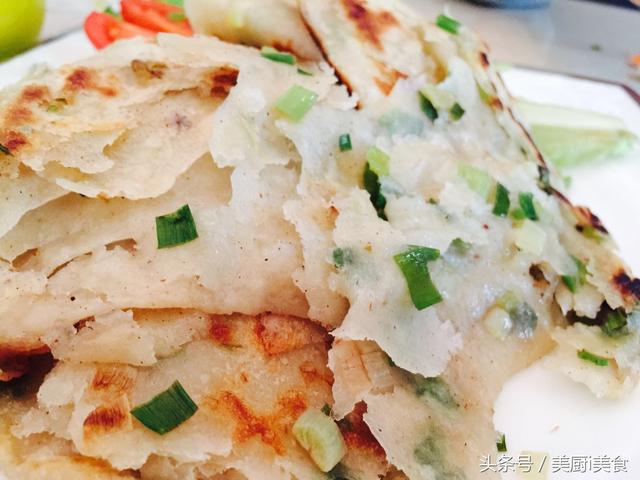 一般烫面葱油饼的做法，烫面葱花饼的做法