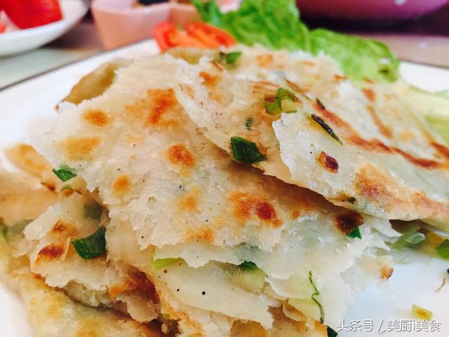 一般烫面葱油饼的做法，烫面葱花饼的做法