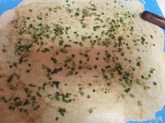 一般烫面葱油饼的做法，烫面葱花饼的做法