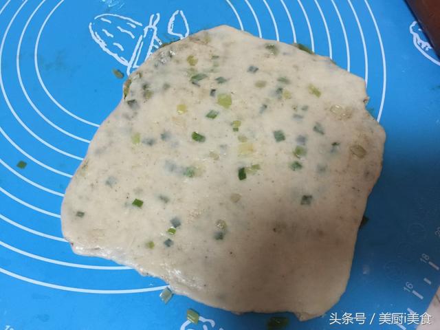 一般烫面葱油饼的做法，烫面葱花饼的做法