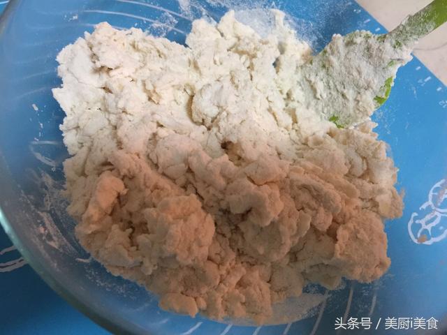 一般烫面葱油饼的做法，烫面葱花饼的做法