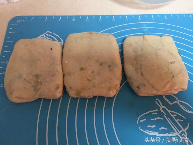 一般烫面葱油饼的做法，烫面葱花饼的做法