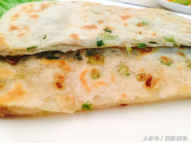 一般烫面葱油饼的做法，烫面葱花饼的做法