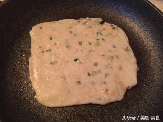 一般烫面葱油饼的做法，烫面葱花饼的做法