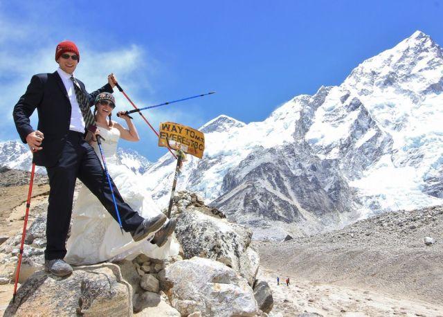 登山杖的使用方法图解，究竟要不要拔去盖住杖尖的套