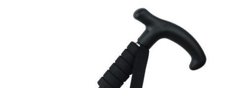 登山杖的使用方法图解，究竟要不要拔去盖住杖尖的套