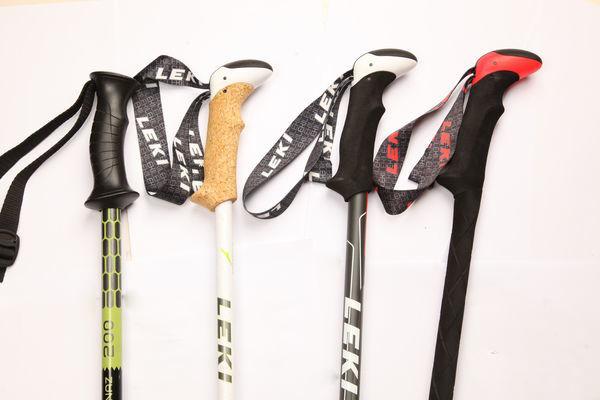 登山杖的使用方法图解，究竟要不要拔去盖住杖尖的套