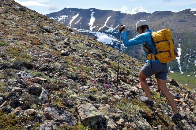 登山杖的使用方法图解，究竟要不要拔去盖住杖尖的套