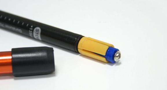 登山杖的使用方法图解，究竟要不要拔去盖住杖尖的套