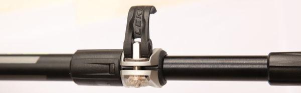 登山杖的使用方法图解，究竟要不要拔去盖住杖尖的套