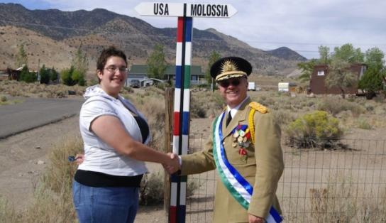 世界上的袖珍国，交通基本靠走通讯基本靠吼