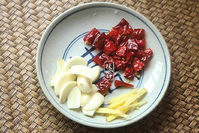 腊肉炒蒜苔的做法，四川蒜苔炒腊肉做法（蒜苔炒腊肉的做法）