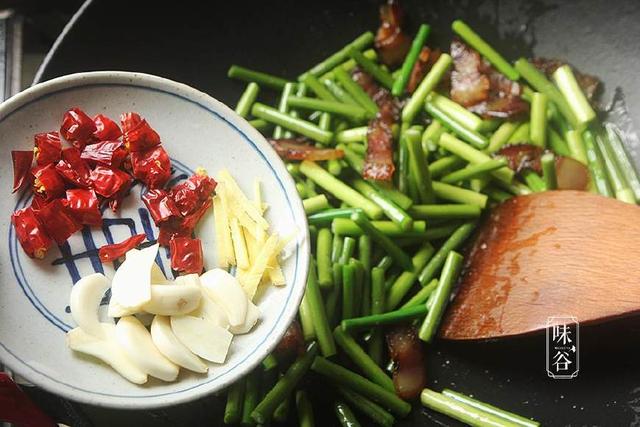 腊肉炒蒜苔的做法，四川蒜苔炒腊肉做法（蒜苔炒腊肉的做法）