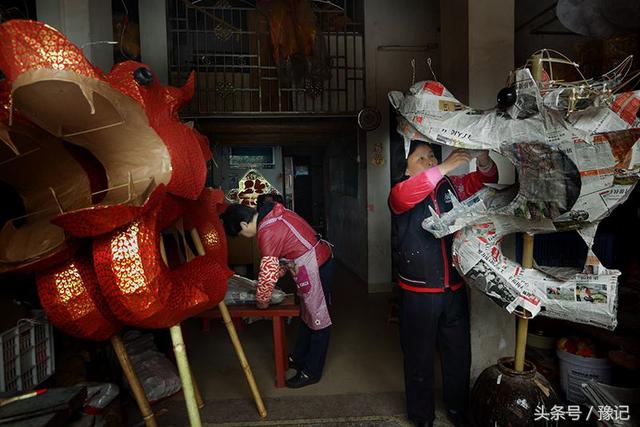民间活动舞火龙，河南农村过年舞火龙