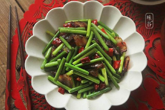 腊肉炒蒜苔的做法，四川蒜苔炒腊肉做法（蒜苔炒腊肉的做法）